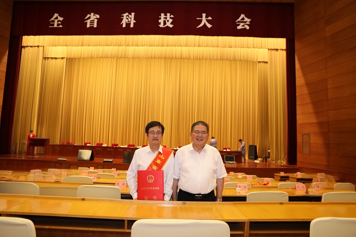 尚盈、吴书记合影压缩.jpg